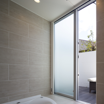 大開口の窓を設けることで、外にも出られ、リラックスできる浴室