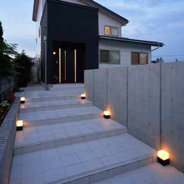 玄関まで導く、灯籠のような美しさを感じる外灯