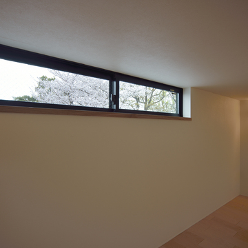 高窓から爽やかな風を感じ、景色も感じるロフト