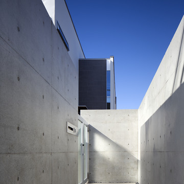 ＲＣ打ちっ放し塀に囲まれた、重厚感のあるアプローチ