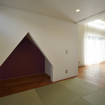 切り妻屋根型に抜けた、遊び心のある壁が印象的な和室