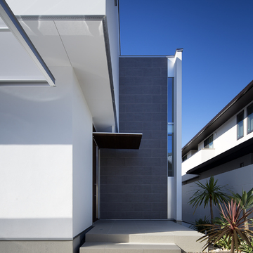 南国風な植栽が、その緊張感を和らげてくれる玄関ポーチ