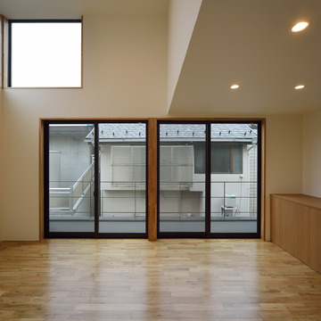 黒サッシと木枠が統一された美しさを感じる窓