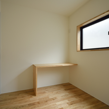 造作物のワークデスクがシンプルな部屋に合う寝室