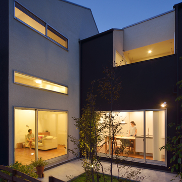 夜空に美しいラインで光る、統一感ある窓からの光