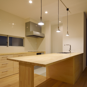 コストパフォーマンスのよい集成材がデザインの一部となっているキッチン＋ダイニングテーブル