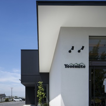 アトリエから住居側玄関までのアプローチが美しい軒