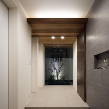 正面のフックス窓が、一枚の絵のような芸術的な夜の玄関