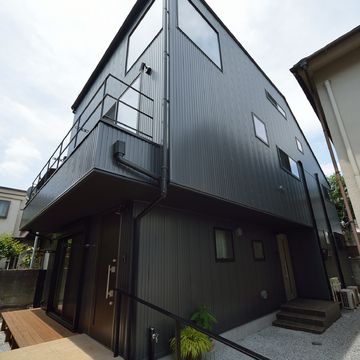 黒を基調にシャープで飽きのこない外観