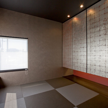 琉球畳と箔押しのふすまがモダンな和室