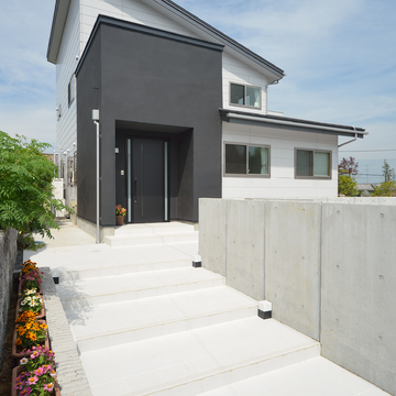 勾配を緩やかにして玄関までのアプローチを楽しむデザイン