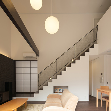 階段を１段上がったところに設けた低めの障子