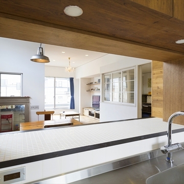 白いタイルのカウンターとマッチする木質