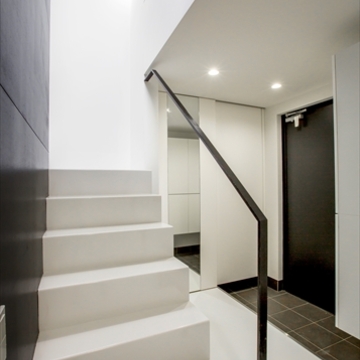 白と黒のコントラストが始まる玄関