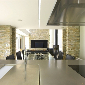 モザイク絵のような柱と壁面が印象的なリビング