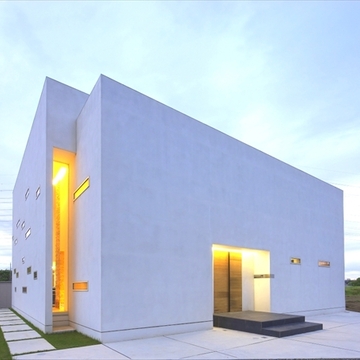 柔らかい光がこぼれる外観