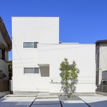 青空に映える白い外観