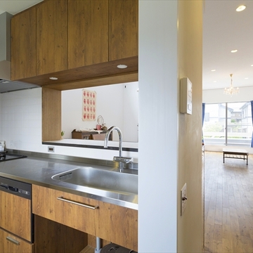 木目が温かい体面式キッチン