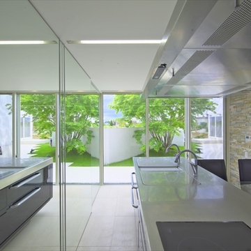 ミラー効果で広々と明るいキッチン