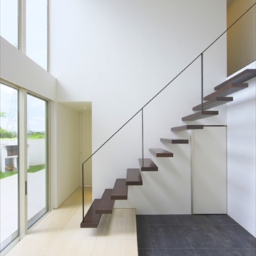 浮いたように見えるモダンな階段