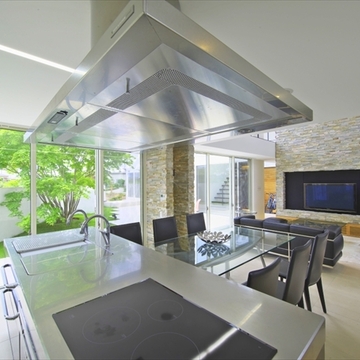 中庭・リビングを見渡せるキッチン