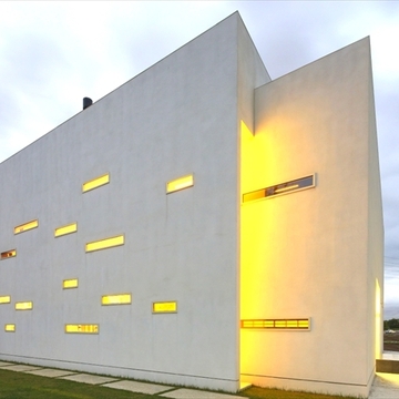 ランダムな窓から光が漏れる外観