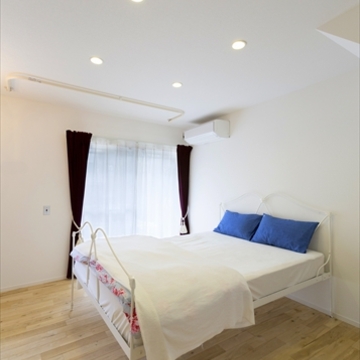 シンプルで明るい寝室