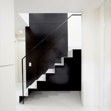 玄関から見るモダンな階段