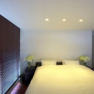 落ち着いた雰囲気の寝室