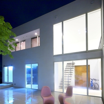 室内から溢れる光で明るい中庭