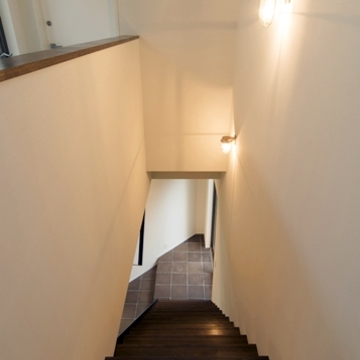 照明が照らす階段を見下ろす