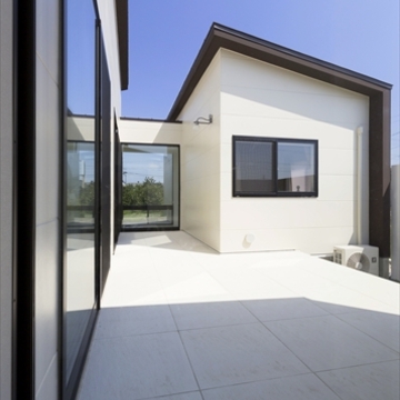 平屋の建屋を渡る中庭