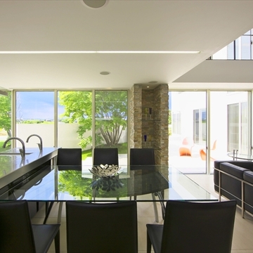 緑が映り込むダイニングキッチン