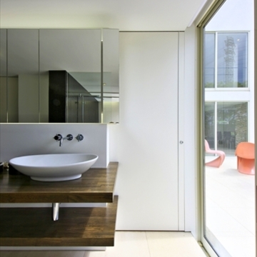 大きな窓から光が入る明るい洗面スペース