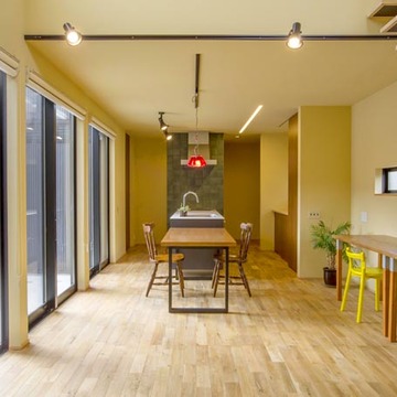 大きな窓から中庭の景色を愉しむ