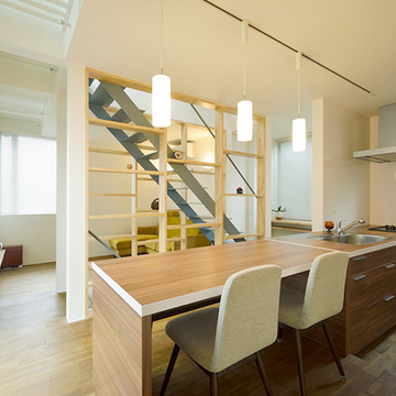 コンパクトで機能的な一体型ダイニングキッチン