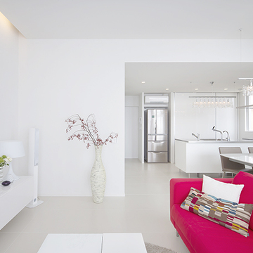 空間を広く感じる白で統一されたLDK