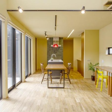 アイランドキッチン横にダイニングテーブルを置きスムーズな導線に