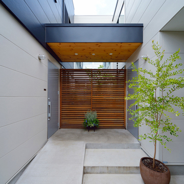 木のルーパーを配置した玄関