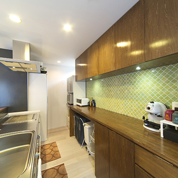 淡いグリーンのモザイクタイルのキッチン