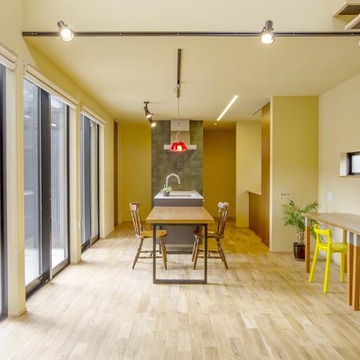 光がさんさんと降り注ぐリビング