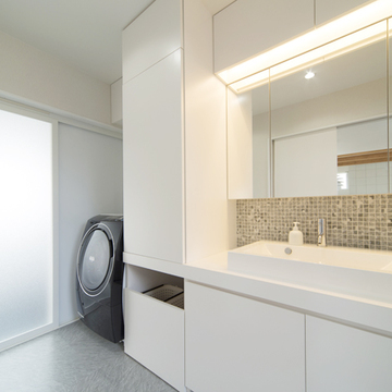 壁のタイルがアクセントになった浴室・洗面所スペース