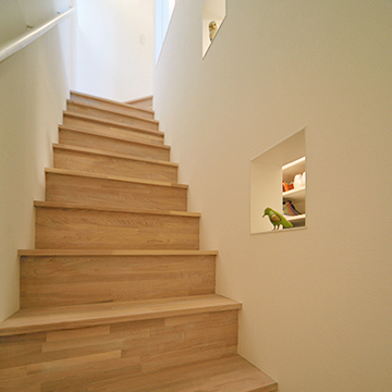 ナチュラルな木目を活かした階段