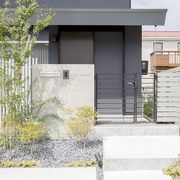 落ち着いて凛とした佇まいの外観