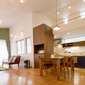 キッチン上部は使い勝手の良いロフト