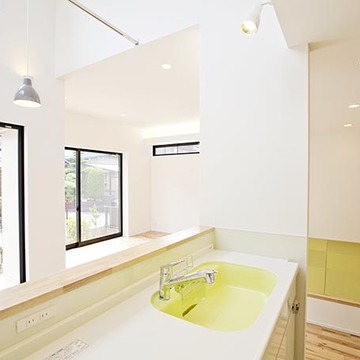 窓に面する明るく開放的なキッチン