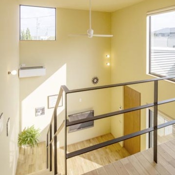 ２階から吹き抜けのリビングを眺める