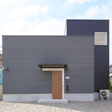 朝日が入るスクエア窓を設けた外観