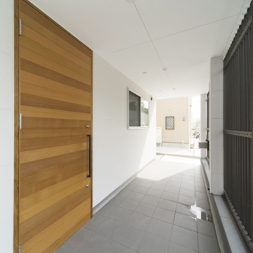 重厚な木の玄関ドア