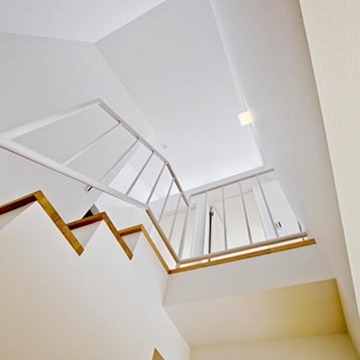 吹き抜けで開放感のある階段